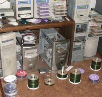 Au început raziile împotriva piraţilor de softuri: Magazinele de calculatoare, luate la control de poliţiştii antifraudă